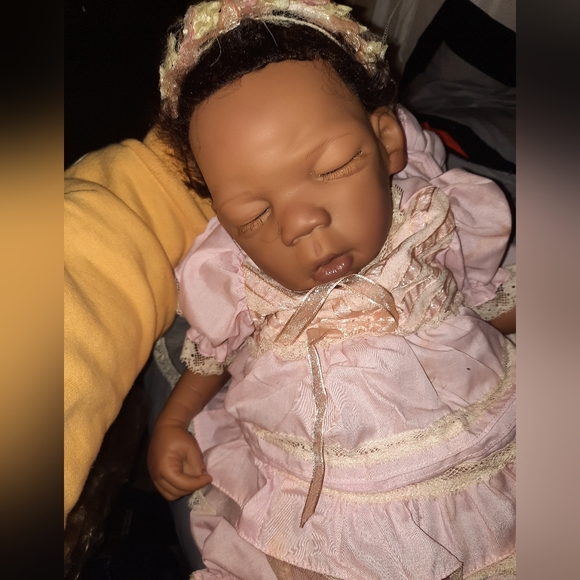 RARE Porcelain ASHTON DRAKE "Naomi" GALLERIES DOLL - Picture 2 of 2